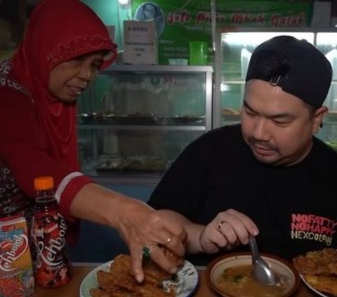 Konten Nex Carlos Kembali Viral, Kali Ini Aksi Emak-emak Ikut Nyomot Gorengan Bikin Ngakak