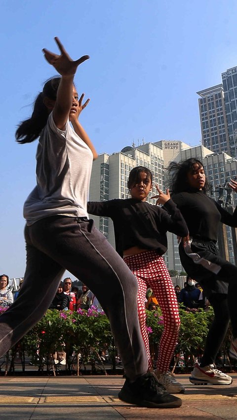 Dengan gerakannya yang energik, mereka tampil memperlihatkan kemampuannya di depan pengunjung CFD.