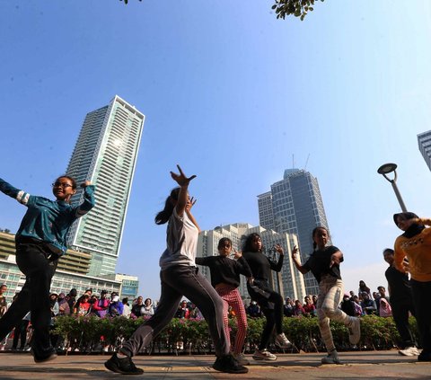 Pengunjung CFD pun tampak antusias menyaksikan aksi memukau anak anak yang berlatih menari di sekitaran Bundaran HI.