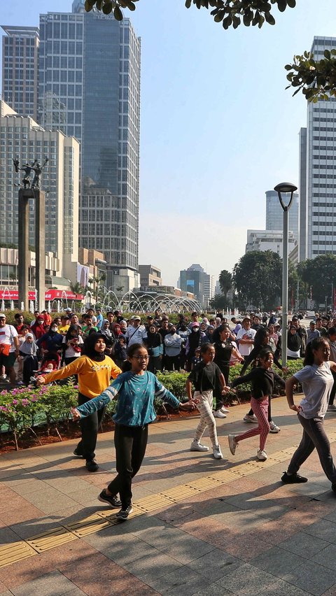 Terlihat antusiasme pengunjung CFD yang menyaksikan aksi anak anak tersebut menari.