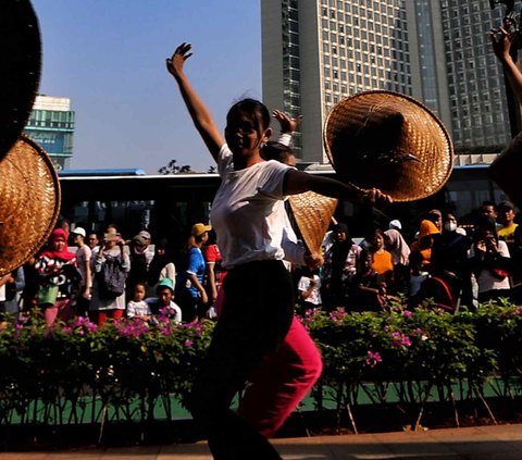 Anak-anak menunjukkan variasi gerakannya saat latihan menari di hari bebas berkendara (Car Free Day) di kawasan Bundaran HI, Jakarta, Minggu (6/8/2023).