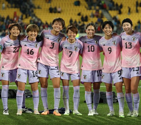 Remina Chiba, Honoka Hayashi, Moeka Minami, Hinata Miyazawa, Fuka Nagano, Riko Ueki, Jun Endo dan Hana Takahashi merayakan kemenangannya setelah mengalahkan Norwegia di babak perempat final Piala Dunia Wanita 2023.