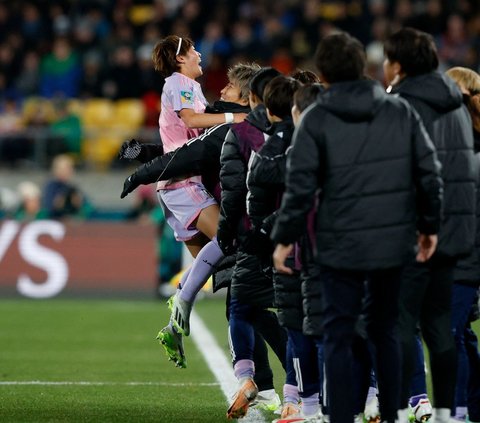 Momen Hinata Miyazawa saat merayakan gol pertama dengan rekan setimnya setelah gol bunuh diri yang dicetak oleh pemain Norwegia, Ingrid Syrstad Engen.