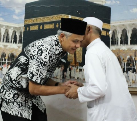 Gubernur Jawa Tengah Ganjar Pranowo sowan ke Pondok Pesantren (Ponpes) Kauman Lasem. Pengasuh Pondok Pesantren (Ponpes) Kauman Lasem, KH Muhammad Zaim Ahmad Ma’shoem atau Gus Zaim memberikan wejangan kepada Ganjar dalam menyambut Pilpres 2024.