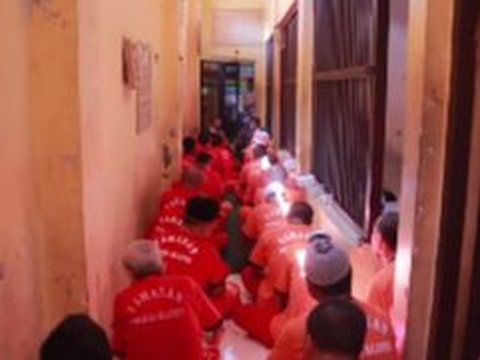 Sambil Beri Nasihat, Kapolres Klaten Makan Siang Bersama Para Tahanan