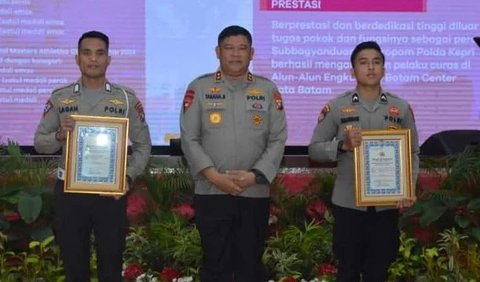 Selain itu, dirinya juga mendapat penghargaan dari Kapolda Kepulauan Riau Irjen Pol Tabana Bangun berkat dua prestasinya terdahulu di Malaysia dan Yogyakarta.