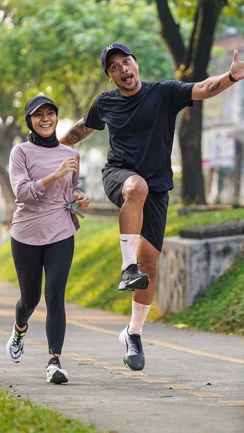Seperti inilah salah satu potret kocak suami Enno Lerian, Priambodo Soesetyo yang diunggah di Instagram pribadinya. Keduanya tampak melakukan olahraga bersama.