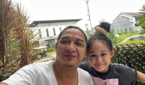 Penampilan anak-anak Pasha tak kalah mencuri perhatian. Potretnya dipuji ganteng dan cantik.