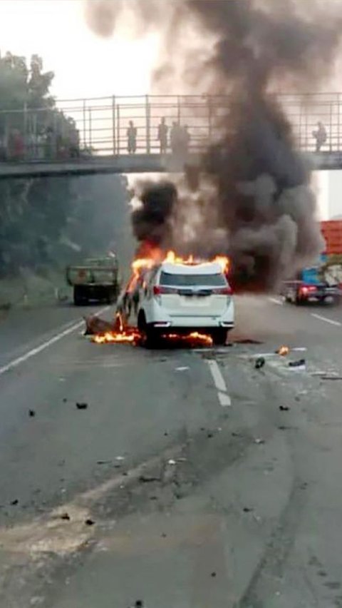 Seruduk Truk, Innova Terbakar di Ruas Tol Jakarta-Tangerang