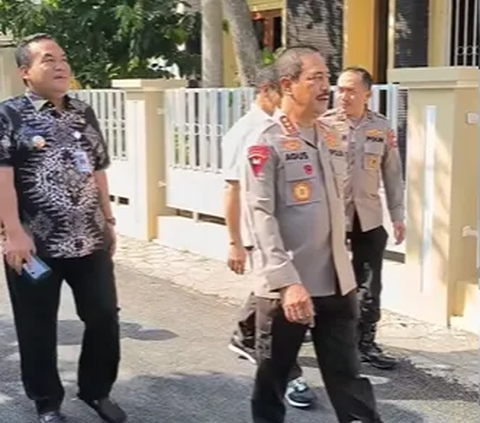 Gagah Berseragam, Jenderal Bintang 3 Polri Jalan Kaki Demi Sarapan Menu Khas Kampung Halaman