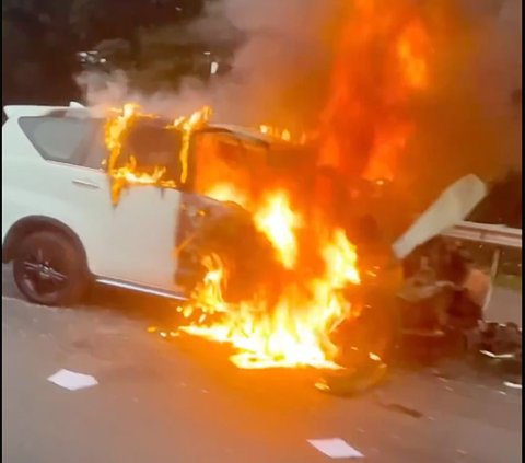 Seruduk Truk, Innova Terbakar di Ruas Tol Jakarta-Tangerang