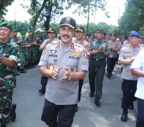 Gagah Berseragam, Jenderal Bintang 3 Polri Jalan Kaki Demi Sarapan Menu Khas Kampung Halaman