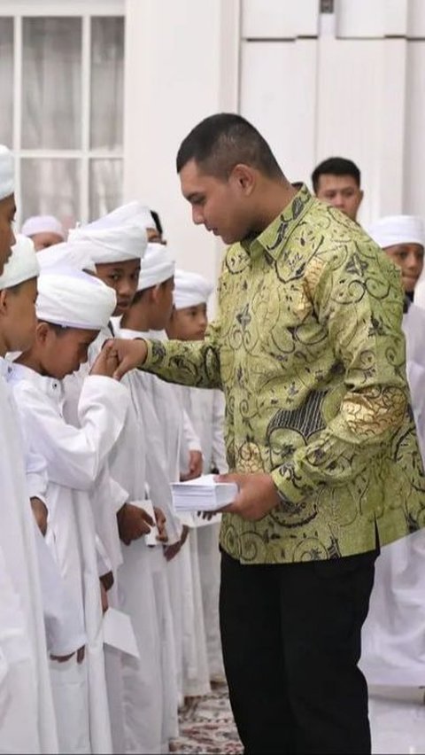 Sebagai bentuk rasa syukur, Edy dan keluarga pun menggelar acara bersama dengan puluhan anak yatim piatu. <br /><br />Dalam keterangan unggahannya, Edy menyebut sangat senang bisa berbagi kebahagiaan dengan anak-anak dari yayasan yatim tersebut.