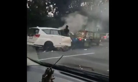 Kecelakaan Tol Janger, Sopir Innova Keluar Lewat Jendela di Tengah Kobaran Api