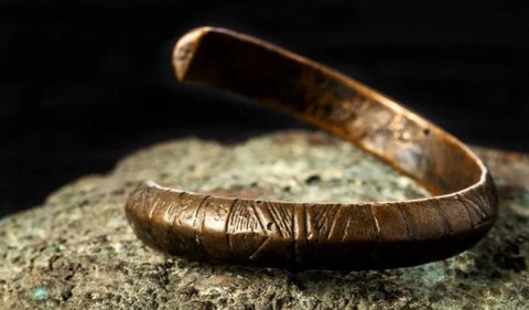Harta karun dari Rochelongue berasal dari Zaman Besi, sekitar tahun 600 SM. Ada 800 kilogram batang tembaga dan sekitar 1700 artefak perunggu. Di antaranya ada gelang, bros berukuran besar, gesper, berbagai jenis senjata seperti beragam jenis kapak dan juga tombak.