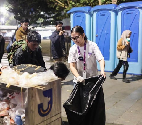 Potret Prilly Latuconsina Pungut Sampah usai Jember Fashion Carnaval 2023, Ada Misi Besar di Baliknya