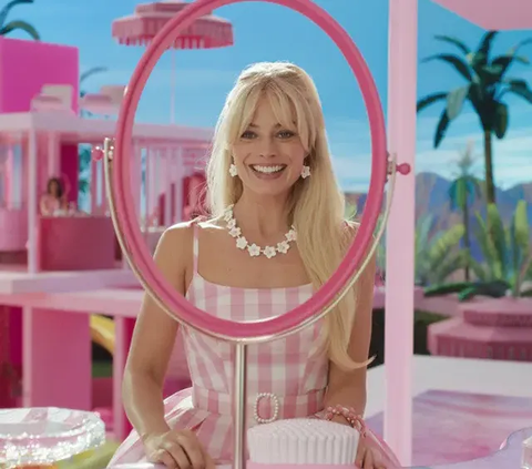 Penjualan tiket film Barbie berhasil mendapatkan angka USD 1 miliar atau Rp 15,1 triliun dalam penjualan tiket global di minggu ketiga peluncurannya.