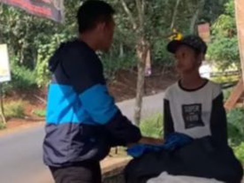 Ingin Beli HP, Bocah SD Kelas 6 Ini Jual Kolor dengan jalan kaki Demi Sebuah Impian