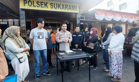 Sementara seorang pelaku lagi ditetapkan sebagai tersangka. Ia menjadi admin medsos yang mengajak tawuran dan juga membawa parang.