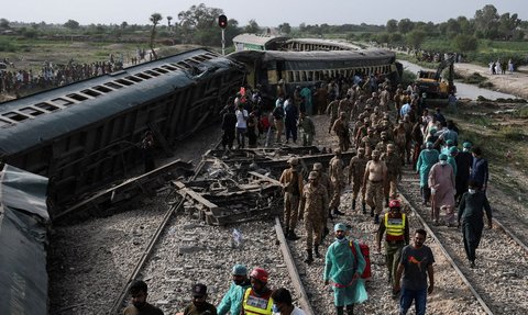 FOTO: Mengenaskan, Kereta Maut Pakistan Tewaskan 30 Penumpang dan Puluhan Luka-Luka Setelah 10 Gerbong Tergelincir