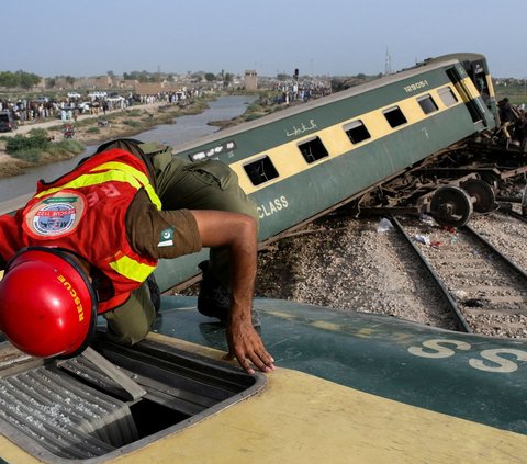 FOTO: Mengenaskan, Kereta Maut Pakistan Tewaskan 30 Penumpang dan Puluhan Luka-Luka Setelah 10 Gerbong Tergelincir