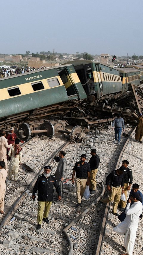 Seperti diketahui insiden kecelakaan kereta api memang kerap terjadi di Pakistan, hal ini dikarenakan sistem komunikasi dan persinyalan di sana belum dimodernisasi.