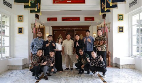 Mereka kompak mengenakan batik dan pakaian sopan saat duduk bersama dengan Menhan Prabowo Subianto.