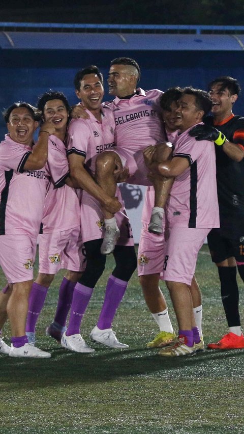 FOTO: Momen Seru Pemain Selebriti FC dengan Legenda MU Peter Schmeichel saat Fun Football di Pancoran