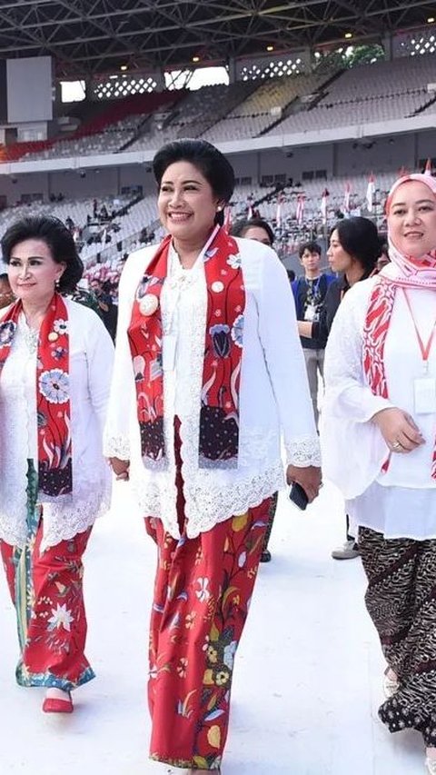 Kecenya Istri Panglima TNI & Kapolri Pakai Kebaya Main Angklung, di Sampingnya Ada Mantan Model Jadi Istri Menteri