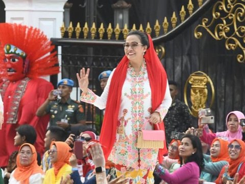 Anggunnya Sri Mulyani Berkebaya, Jadi Peragawati Lenggak Lenggok Depan Istana