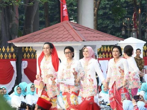 Anggunnya Sri Mulyani Berkebaya, Jadi Peragawati Lenggak Lenggok Depan Istana