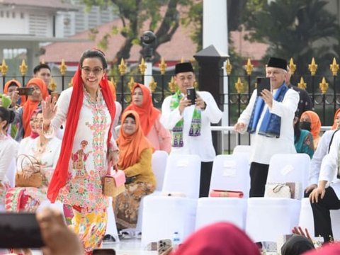 Anggunnya Sri Mulyani Berkebaya, Jadi Peragawati Lenggak Lenggok Depan Istana