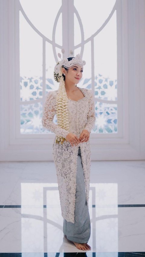 Dalam pemotretan tersebut, Dinda tampak mengenakan kebaya putih dengan sanggul lengkap, hiasan melati, serta singer khas Sunda yang membuatnya tampil sangat elegan.