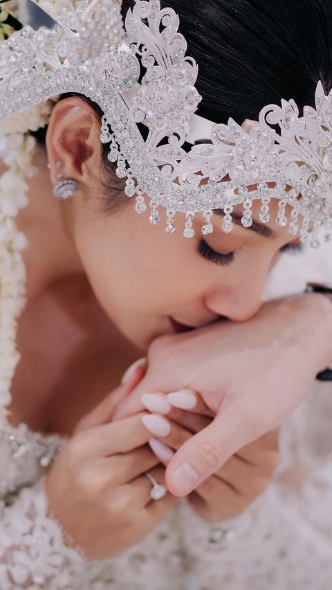 Aktris cantik Dinda Kirana ramai menjadi sorotan publik usai mengunggah potret pernikahannya dengan Jonathan Frizzy alias Ijonk di Instagram pribadinya.