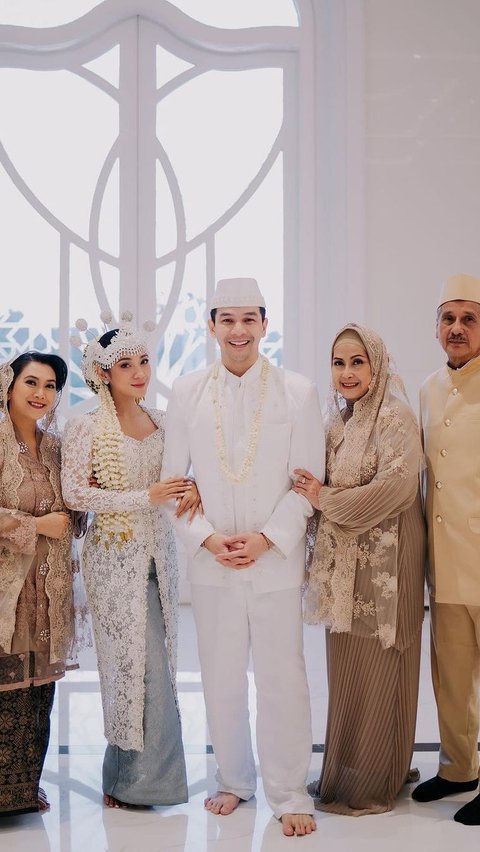 Meski hanya adegan sinetron, namun Dinda dan seluruh cast tampil maksimal. Tak seperti sinetron kebanyakan yang adegannya ala kadarnya, Dinda dan timnya melakukannya dengan super maksimal.