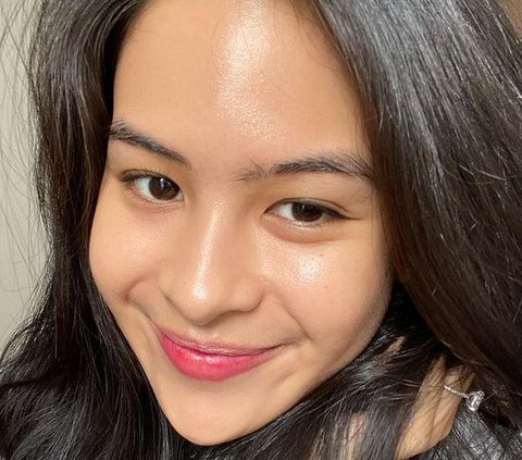 14 Potret Artis tanpa Makeup yang Justru Tambah Glowing