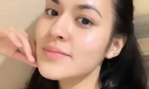 14 Potret Artis tanpa Makeup yang Justru Tambah Glowing