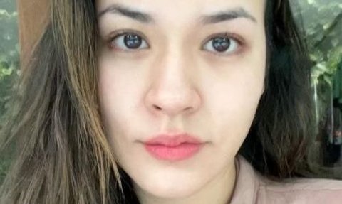 14 Potret Artis tanpa Makeup yang Justru Tambah Glowing