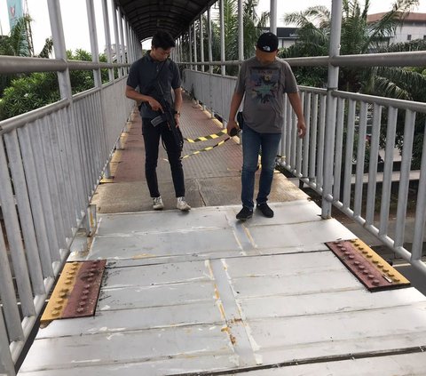 Pelat besi yang menjadi lantai Jembatan Penyeberangan Orang (JPO) Sahabat di Daan Mogot, Jakarta Barat kembali hilang pada Jumat (2/8) lalu. Kejadian itu juga viral di media sosial karena diunggah akun Instagram @infojkt24.