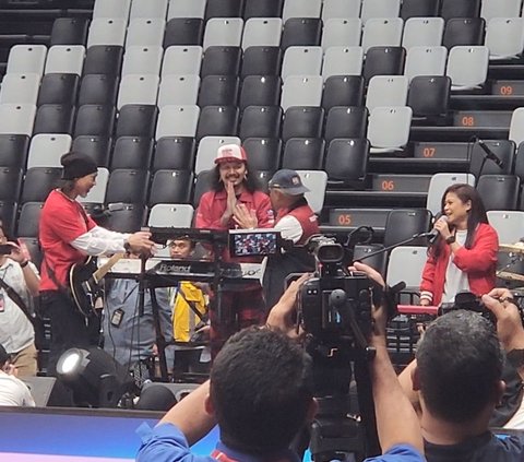 Menteri PUPR Basuki Hadimuljono berkolaborasi dengan menjadi drummer Band Cokelat saat peresmian Indonesia Arena, Gelora Bung Karno. Penampilan Basuki menjadi personel drum Cokelat ini, merupakan sebuah kejutan.