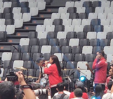 Menteri Basuki Manggung Jadi Drummer Band Cokelat Bikin Jokowi Senyum-Senyum