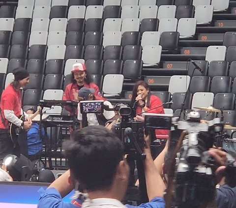 Menteri Basuki Manggung Jadi Drummer Band Cokelat Bikin Jokowi Senyum-Senyum