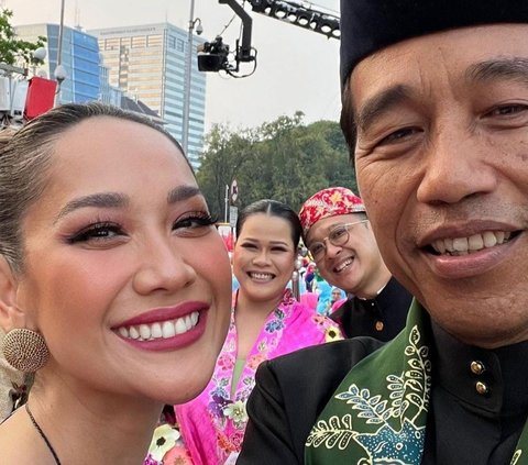 Potret Bunga Citra Lestari Wefie dengan Presiden Jokowi, Hp nya Pinjam Dulu ke Orang