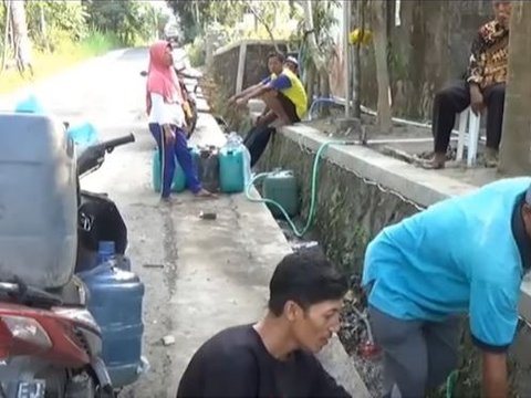 Terdampak Kekeringan, Warga Klaten Rela Antre Berjam-jam demi Dapatkan Air Bersih