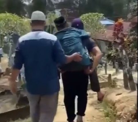 Meski terbatas fisik yang renta, kakek berbaju biru ini tetap ingin mengantarkan istrinya ke peristirahatan terakhir. Sambil digendong kakek tersebut mengikuti iring-iringan jenazah.