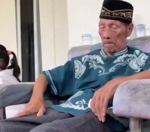 Tak hanya saat di makam, ketika sudah berada di rumah kakek tersebut tampa murung. Ia terlihat melamun di kursi sambil memandang kejauhan seolah ada rindu dan sedih yang menggelayut di hatinya.