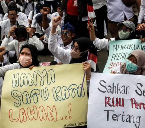 Massa yang tergabung dalam tenaga honorer dari Dinas Perhubungan Kota Pandeglang dan Forum Komunikasi Tenaga Teknik dan Administrasi Kota Cilegon menggelar aksi demonstrasi di Gedung DPR, Senayan, Jakarta, Senin (7/8/2023).