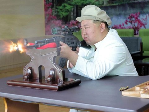 Momen Langka Kim Jong-un Terlihat Sedang Melepaskan Tembakan, Gayanya Mirip Sniper