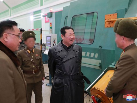 Momen Langka Kim Jong-un Terlihat Sedang Melepaskan Tembakan, Gayanya Mirip Sniper