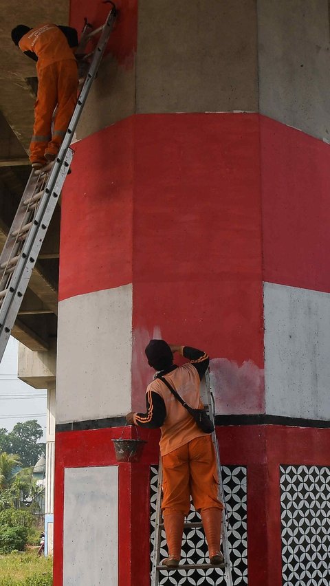 FOTO: Sambut HUT Kemerdekaan RI, Tiang Penyangga Tol Becakayu Dipercantik dengan Nuansa Merah Putih